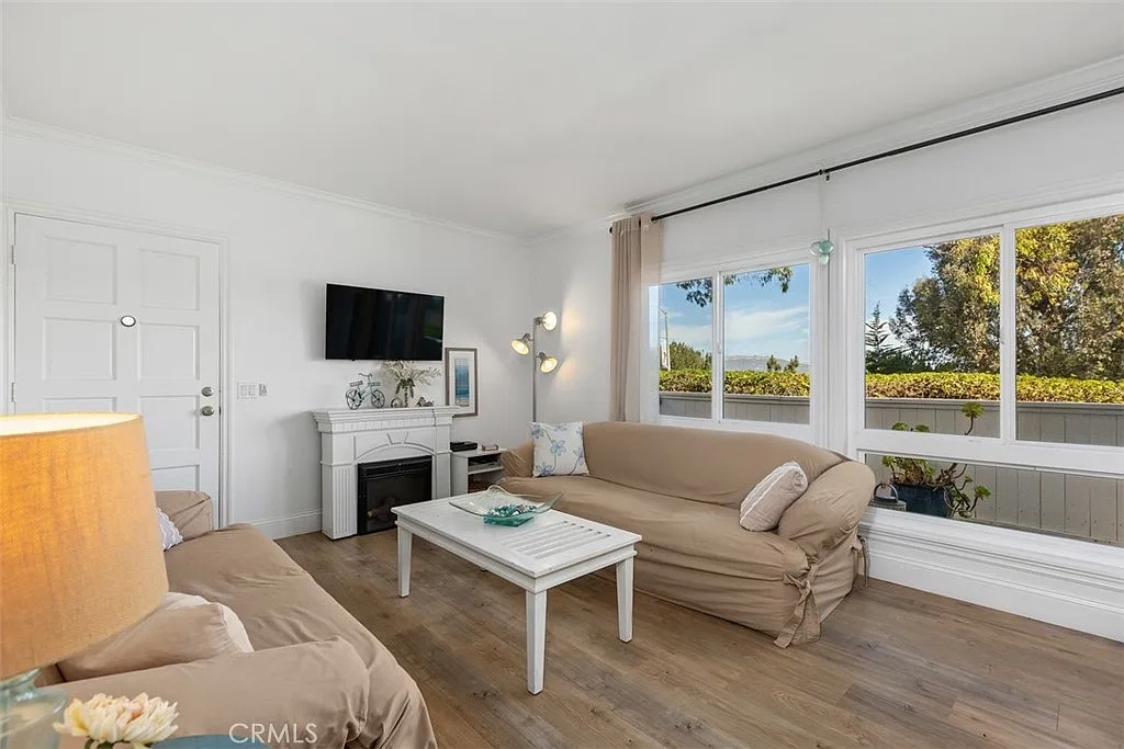 2 bed, 844 sqft, $3,800 — Photo 2