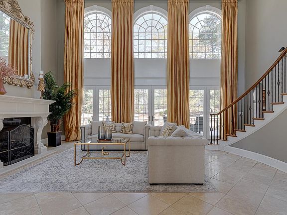 4th image of 204 English Oak Ct