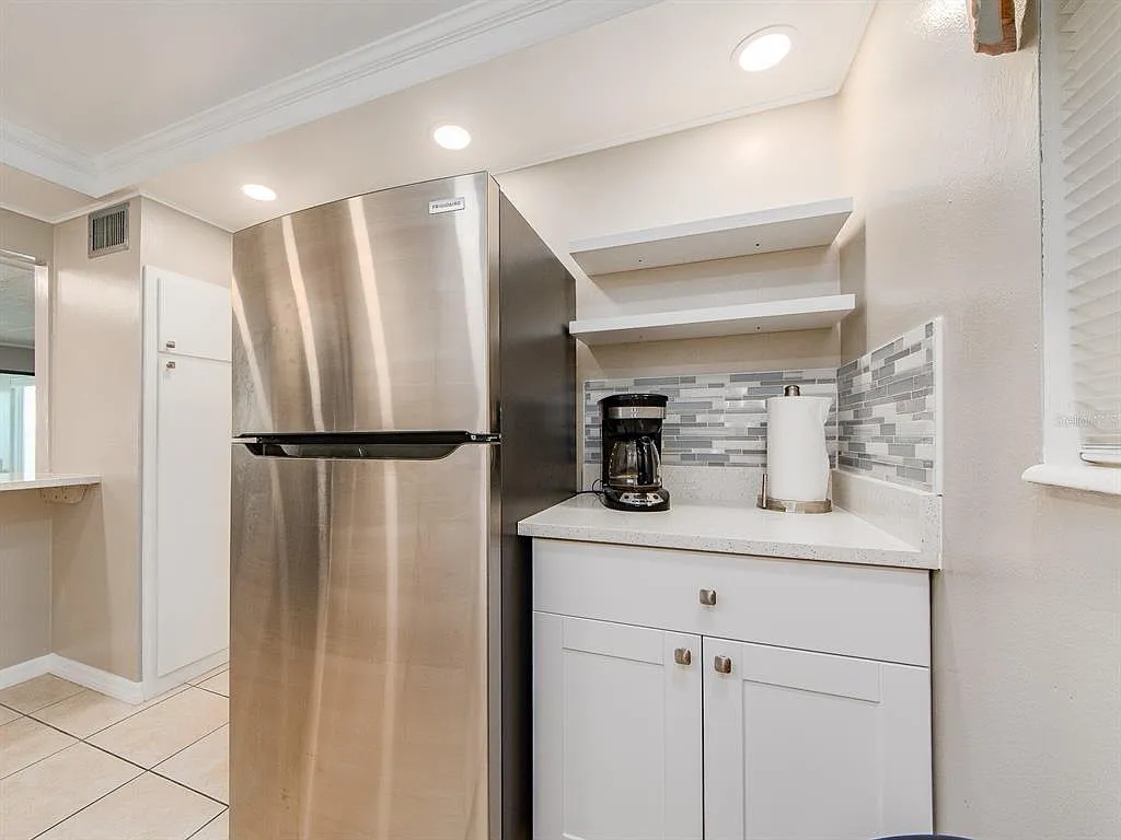 868 Bayway Blvd — Photo 4