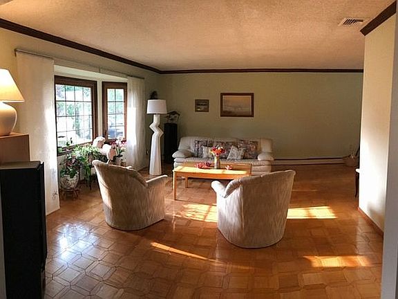 2nd image of 25 Leeside Dr