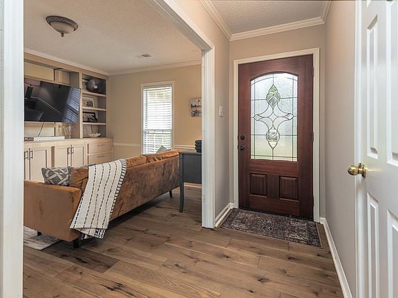 4th image of 885 Oak Wood Ln