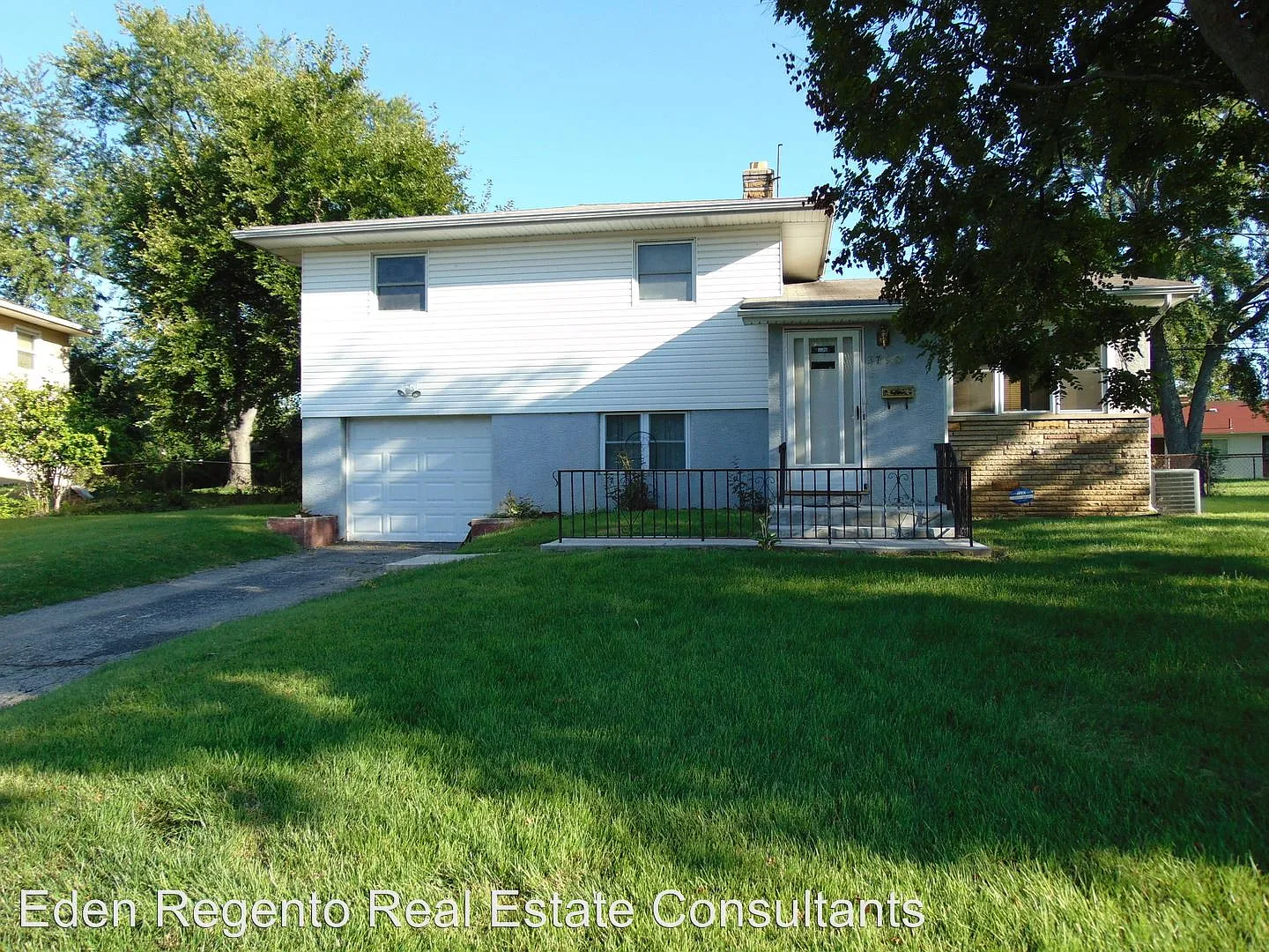 3790 Shamrock Dr photo 1