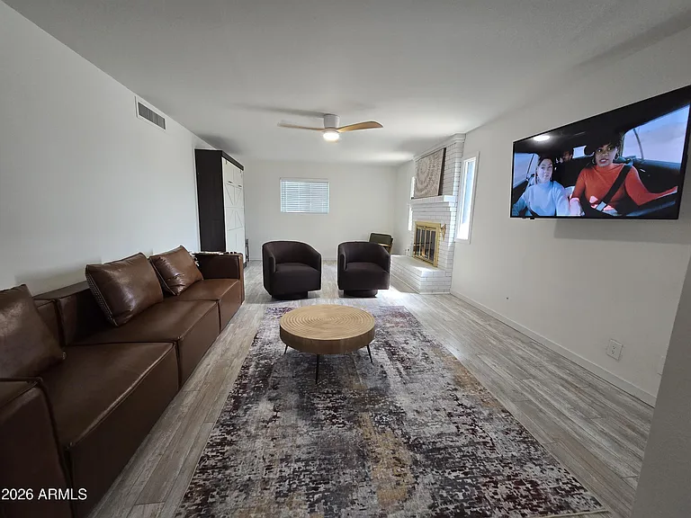 1011 E Ash Dr — Photo 4
