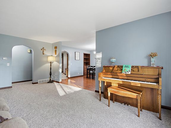 3rd image of 818 Lincoln Ave S