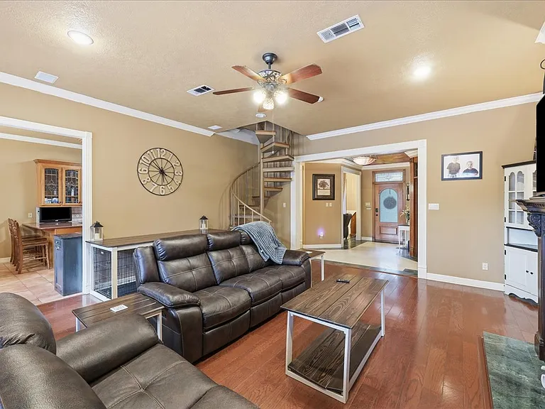 108 Wade St — Photo 4