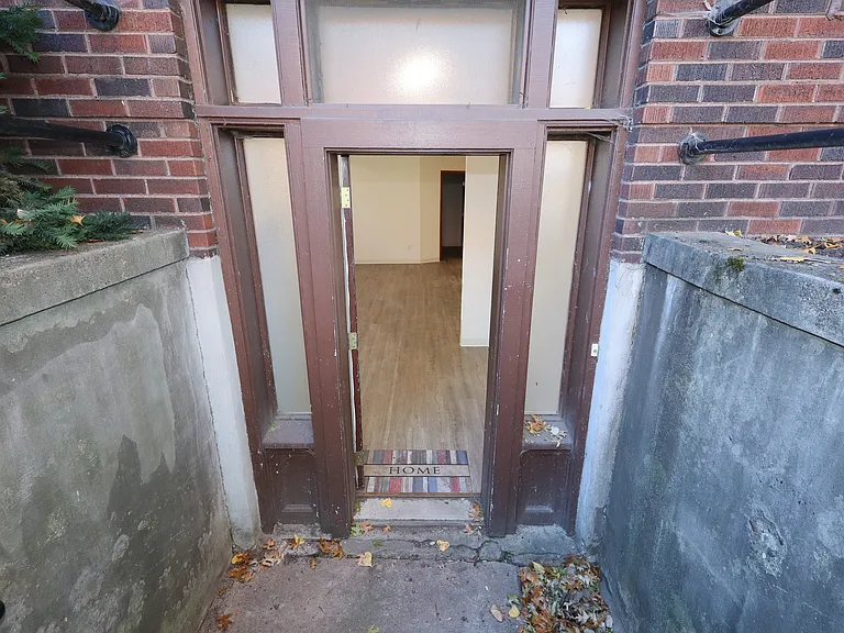Yale Apartments — Photo 33