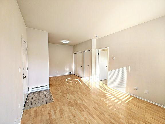 patio door towards livingroom & dinning, afternoon