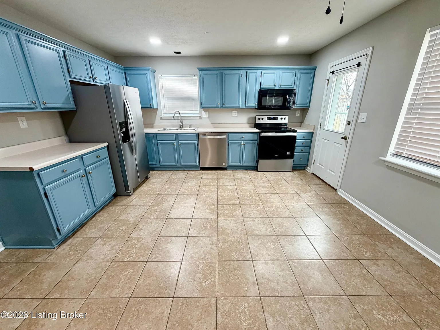 3 bed, 2.5 bath, 1678 sqft, $1,995 — Photo 4