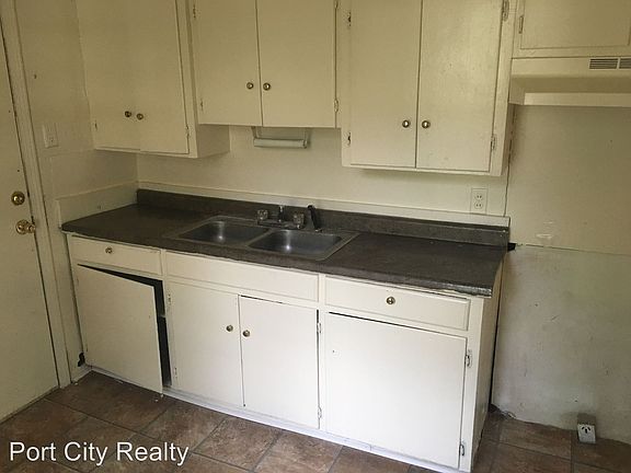4th image of 1529 Clover St