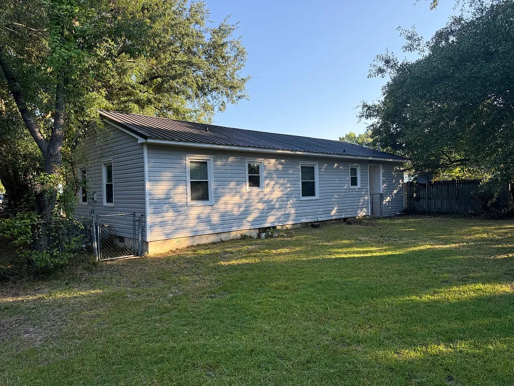 3 bed, 1000 sqft, $1,390 — Photo 2