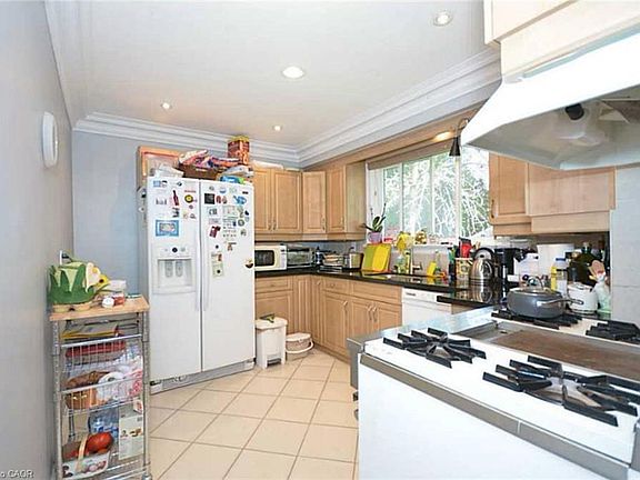 3rd image of 469 Scarsdale Cres