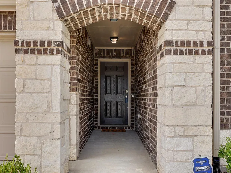 1633 Vernon Dr — Photo 4