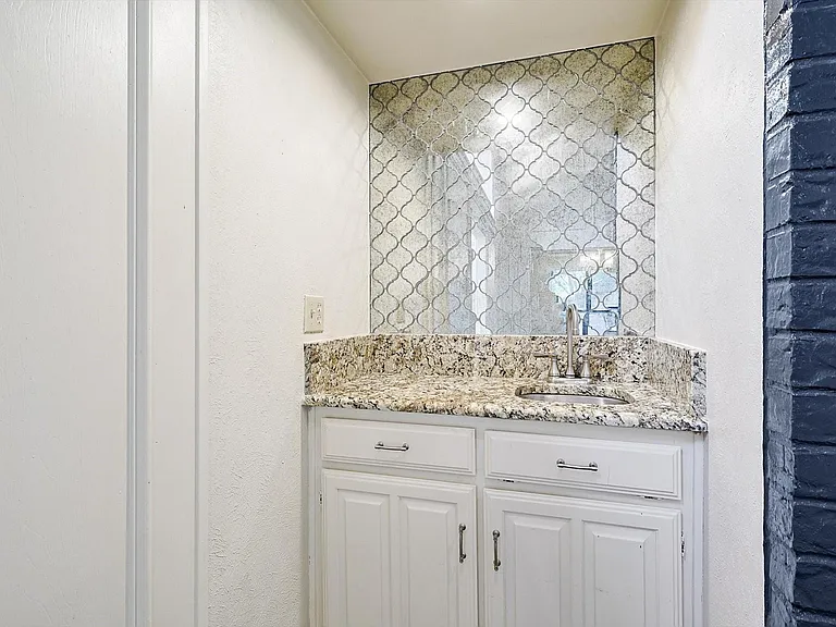 653 Raven Ln — Photo 13
