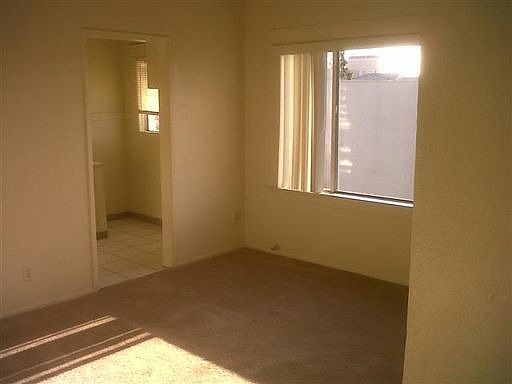 2nd image of 939 1/2 E 4th St APT 3