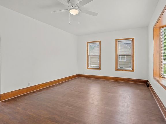 4th image of 213 W 22nd St