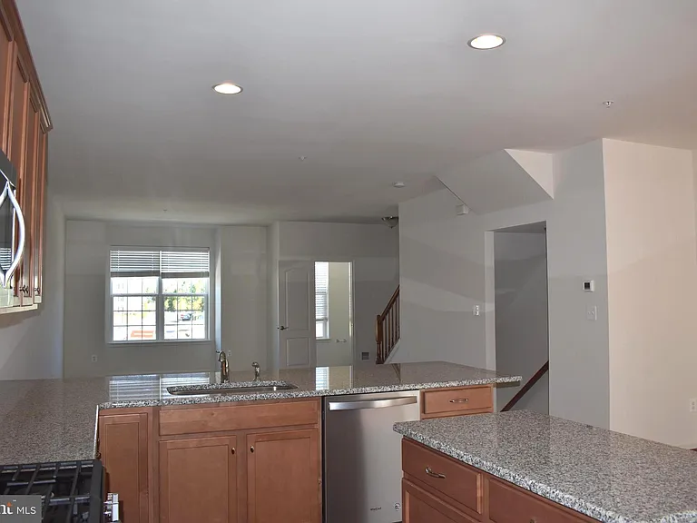 9421 Adelaide Ln — Photo 11