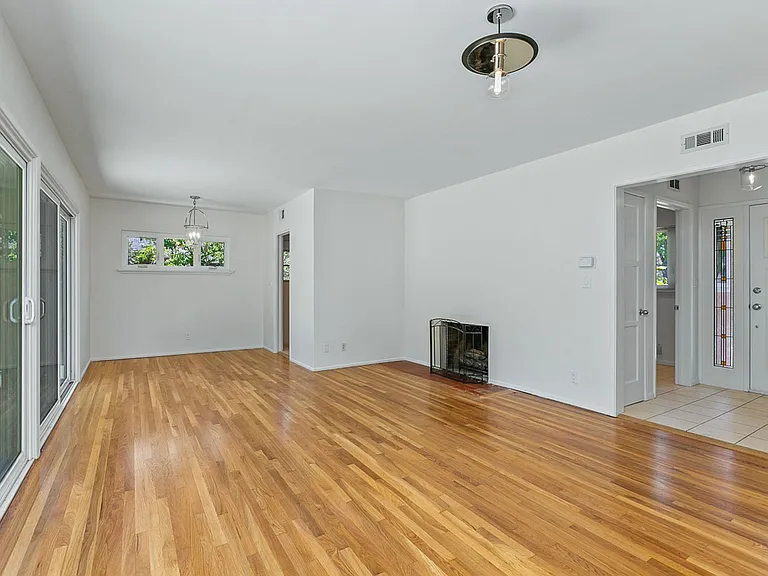 1325 Lomay Pl — Photo 3