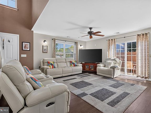 2nd image of 2 Court Ln
