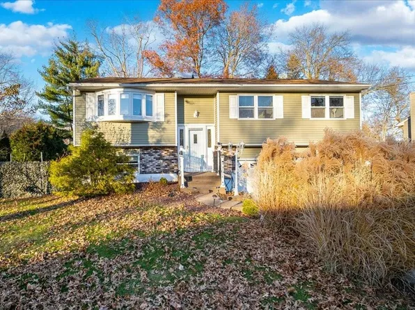 52 Sutton Park Road, Poughkeepsie, NY 12603