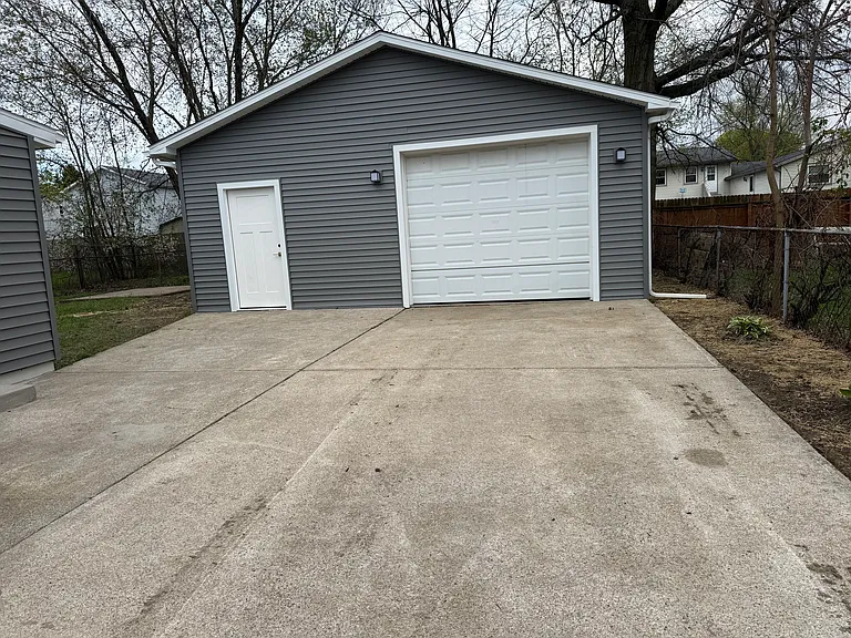 1547 Woodlawn Ave — Photo 3