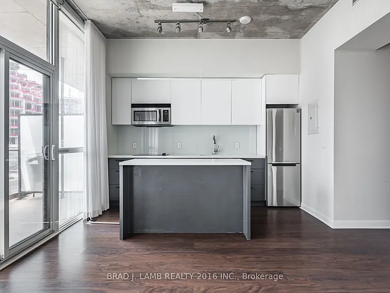 478 King St W #512 — Photo 4