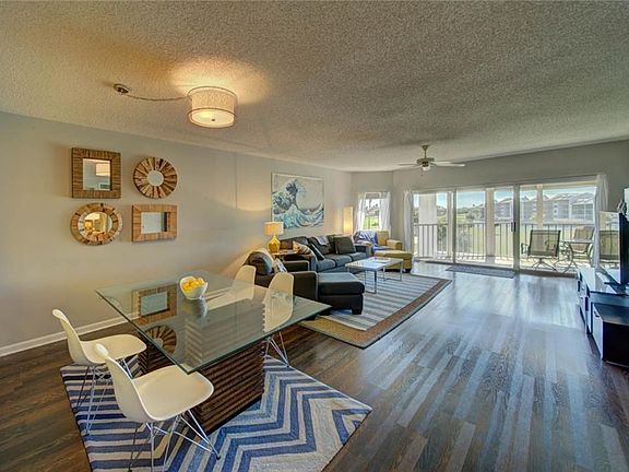 Living Room/Dining Room Light and Bright w/Laminate Flooring Perfect For Family Gatherings