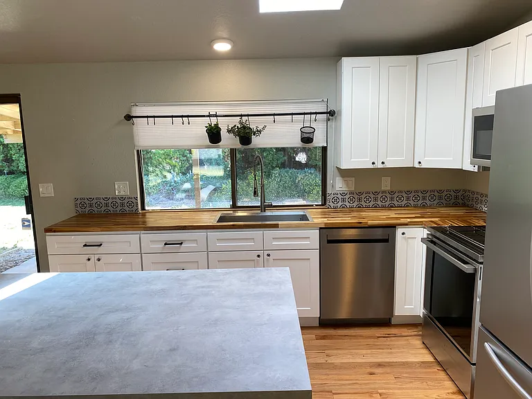 1617 Valley West Ave — Photo 6
