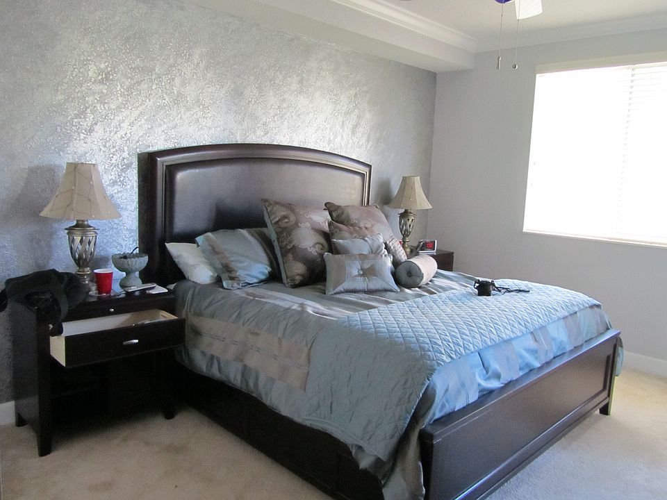 Large BR w Walk in Closet