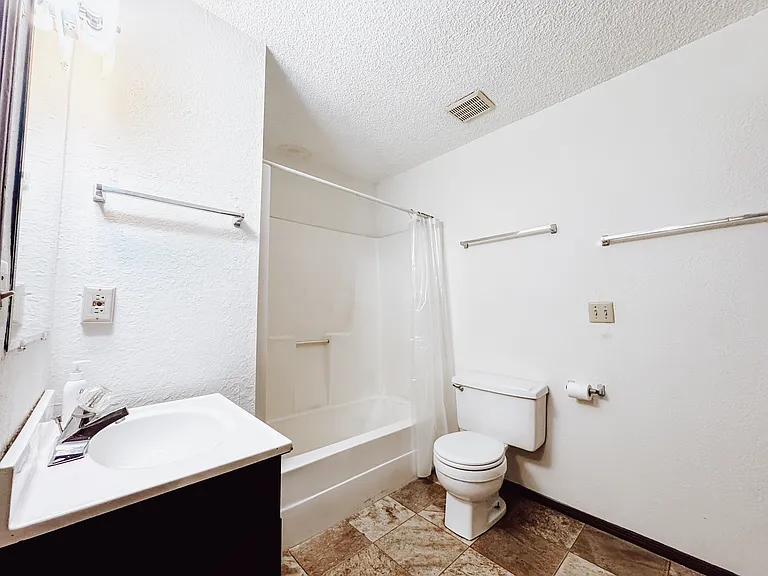 2201 Woodland Ave #7 — Photo 4