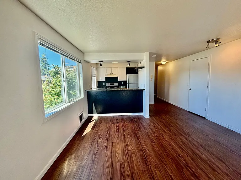 Welcome to Oslo Apartments, Ballard's hidden gem. — Photo 3