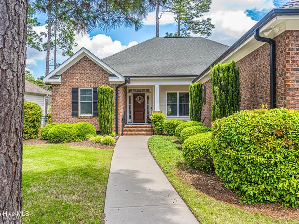 201 Sundew Ct, Southern Pines, NC 28387