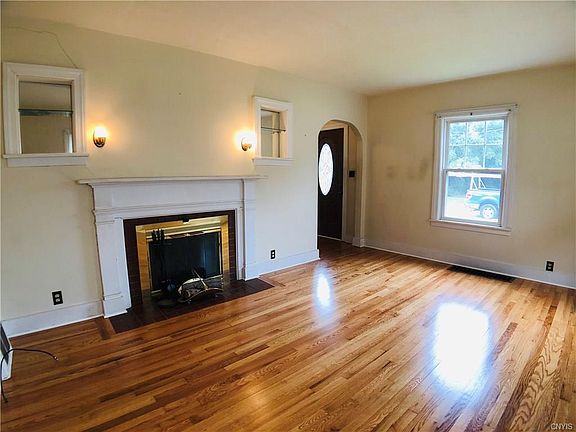 3rd image of 25 Pearl St