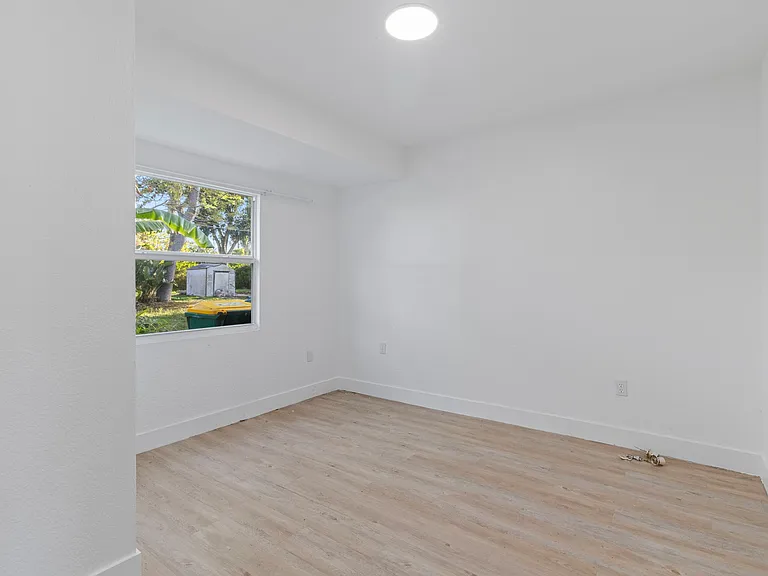 22229 Little Falls Ave — Photo 9