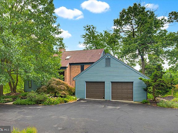 3rd image of 4065 Deerhill Dr