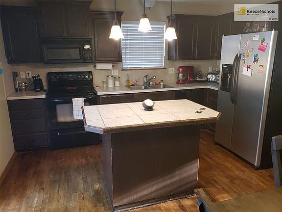Spacious kitchen all appliances stay!
