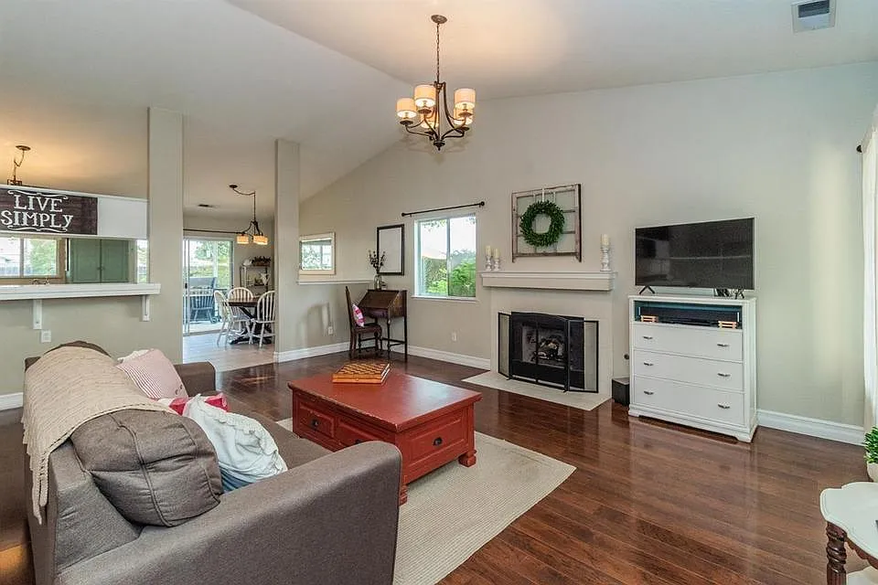 3 bed, 1320 sqft, $2,300 — Photo 3