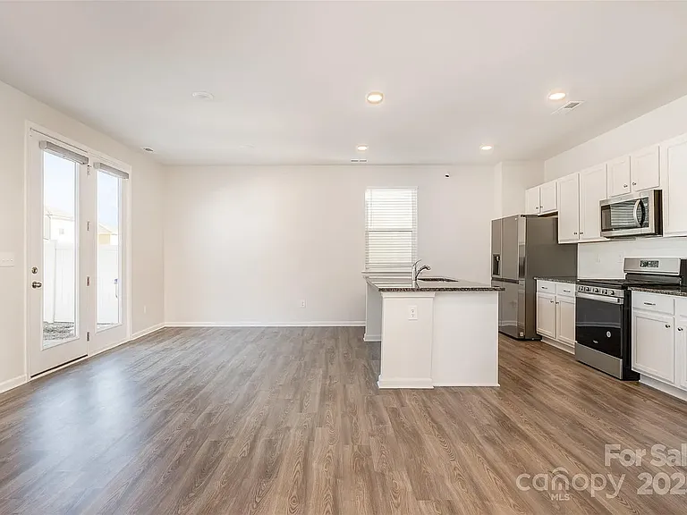 3034 Eastcott Ave — Photo 3