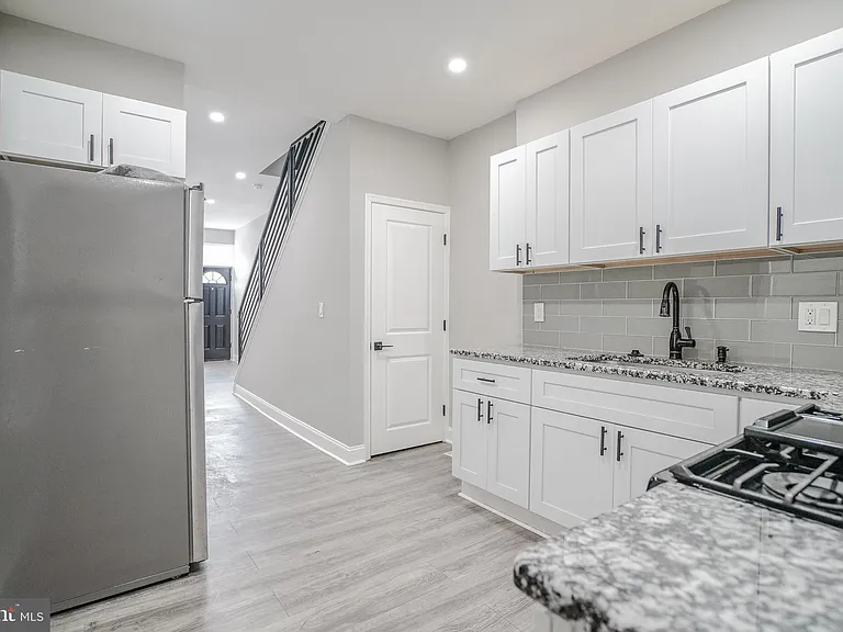 1535 W Seltzer St — Photo 15