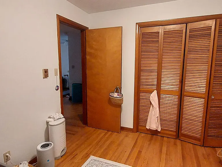 566 Clarence Ave — Photo 7