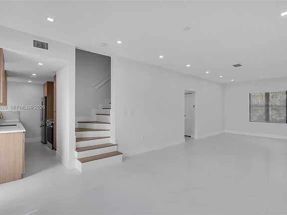 5th image of 337 W 28th St