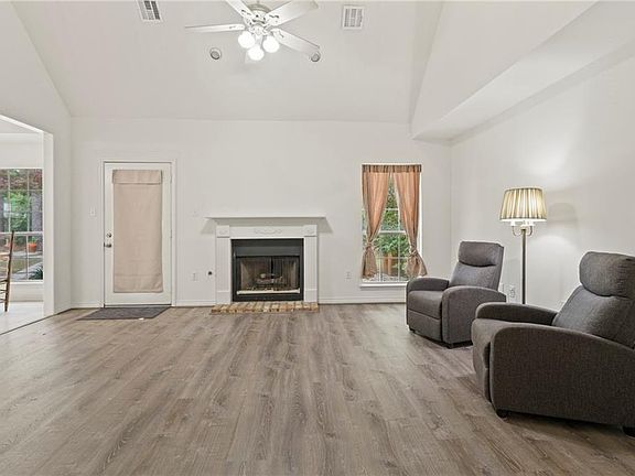2nd image of 607 Plantation Blvd