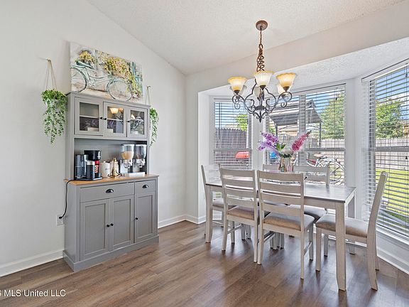 4th image of 9022 Belmont Dr