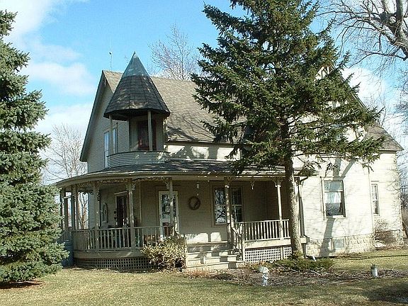 Charming Victorian on 5 acres!