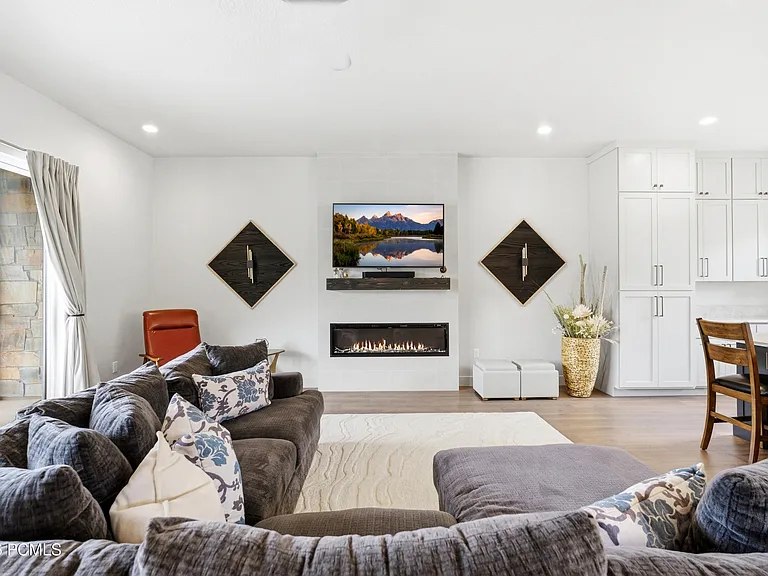 519 W Ascent Dr — Photo 5