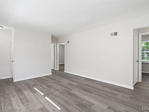 5th image of 445 Plaza Ave