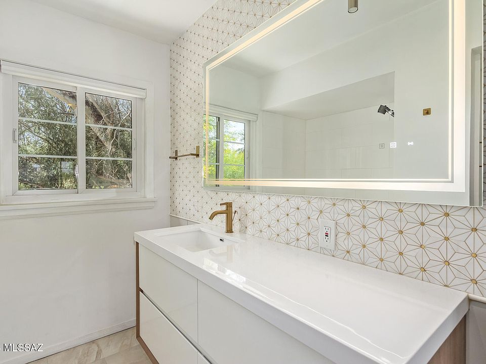 1st image of 333 S Alvernon Way
