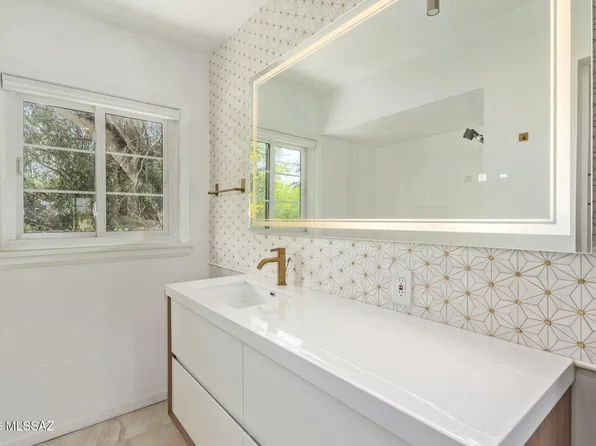 333 S Alvernon Way, Tucson, AZ 85711