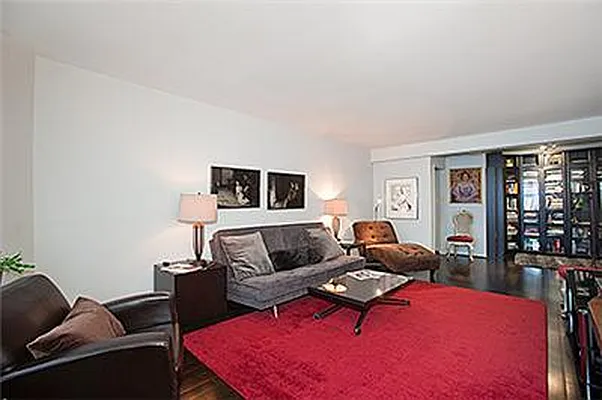 Sold by Century 21 Metropolitan | media 8