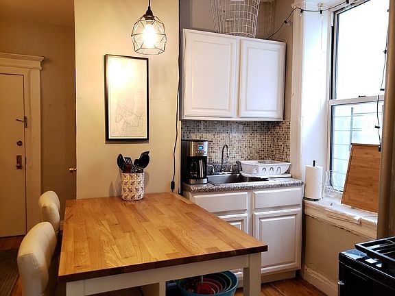2nd image of 1675 Lincoln Pl APT A4