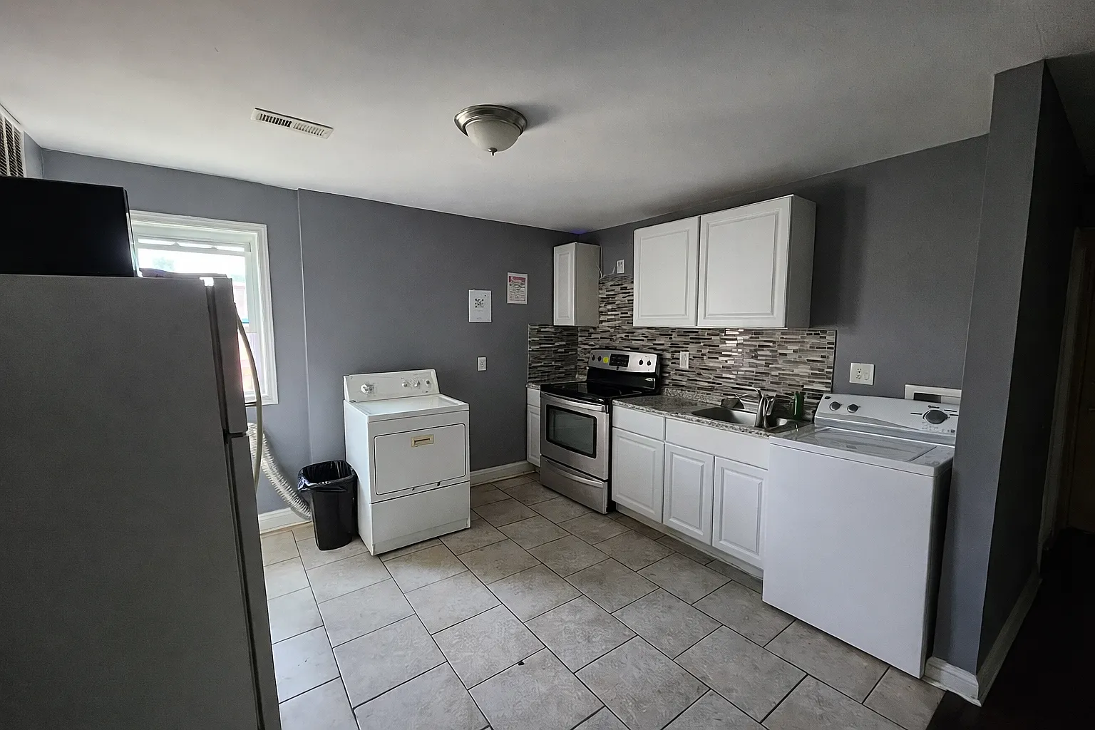3 bed, 1050 sqft, $1,650 — Photo 2